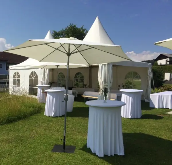 Hochtische mit Stretch-Hussen für Ihre Hochzeit von Trauner Eventmöbel